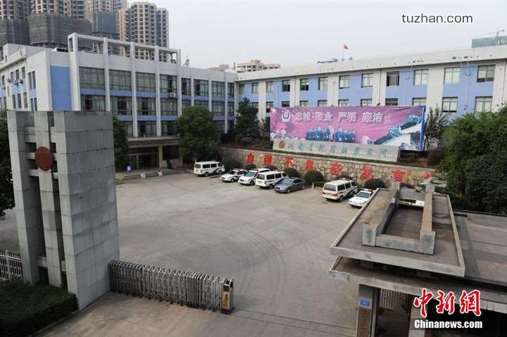 長沙市坪塘勞動教養(yǎng)管理所采購我公司定制生產(chǎn)的11KW二用一備自來水加壓泵站一套，本設(shè)備供水范圍為5公里，供水人數(shù)為3600人，目前本自來水加壓泵站運行平穩(wěn)，高效節(jié)能，受到了管理所的一致好評！